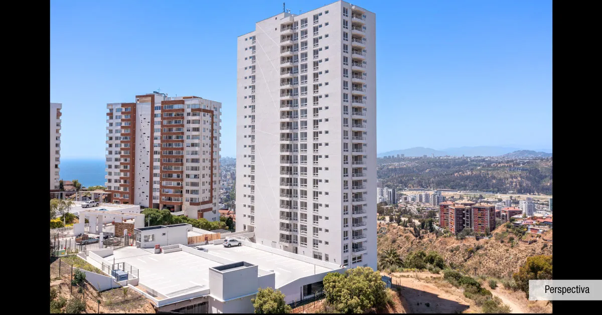Perspectiva de la fachada con accesos controlados en Condominio Alto Marañón 3, Viña del Mar.   