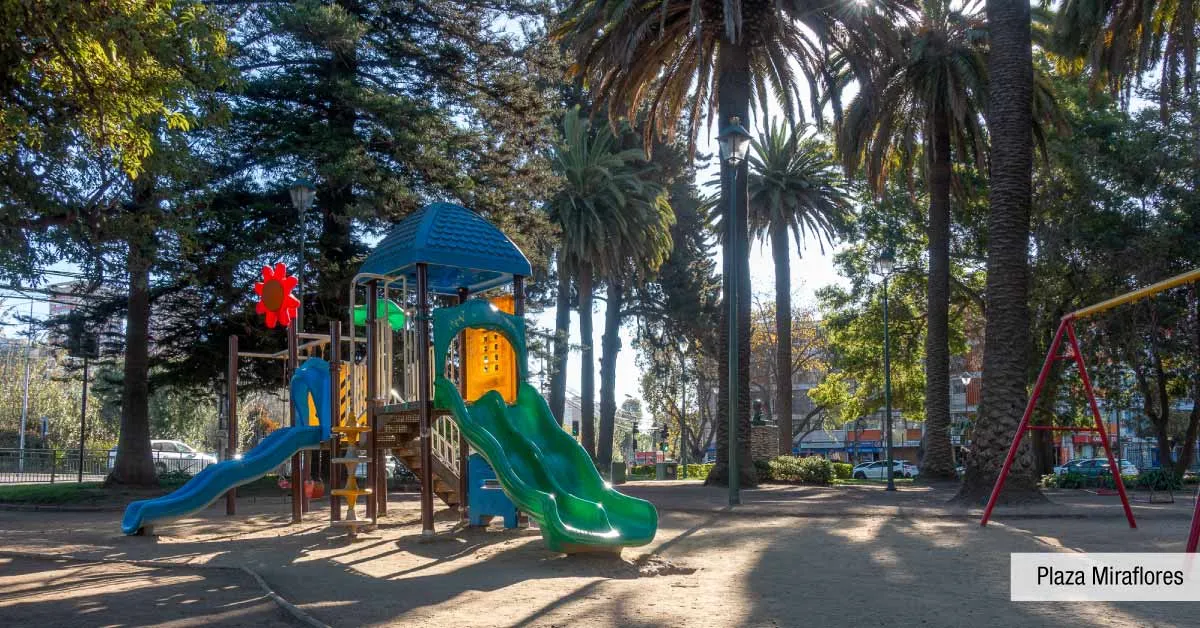 Plaza Miraflores, áreas verdes con juegos infantiles cerca de Edificio Álvarez Oriente.