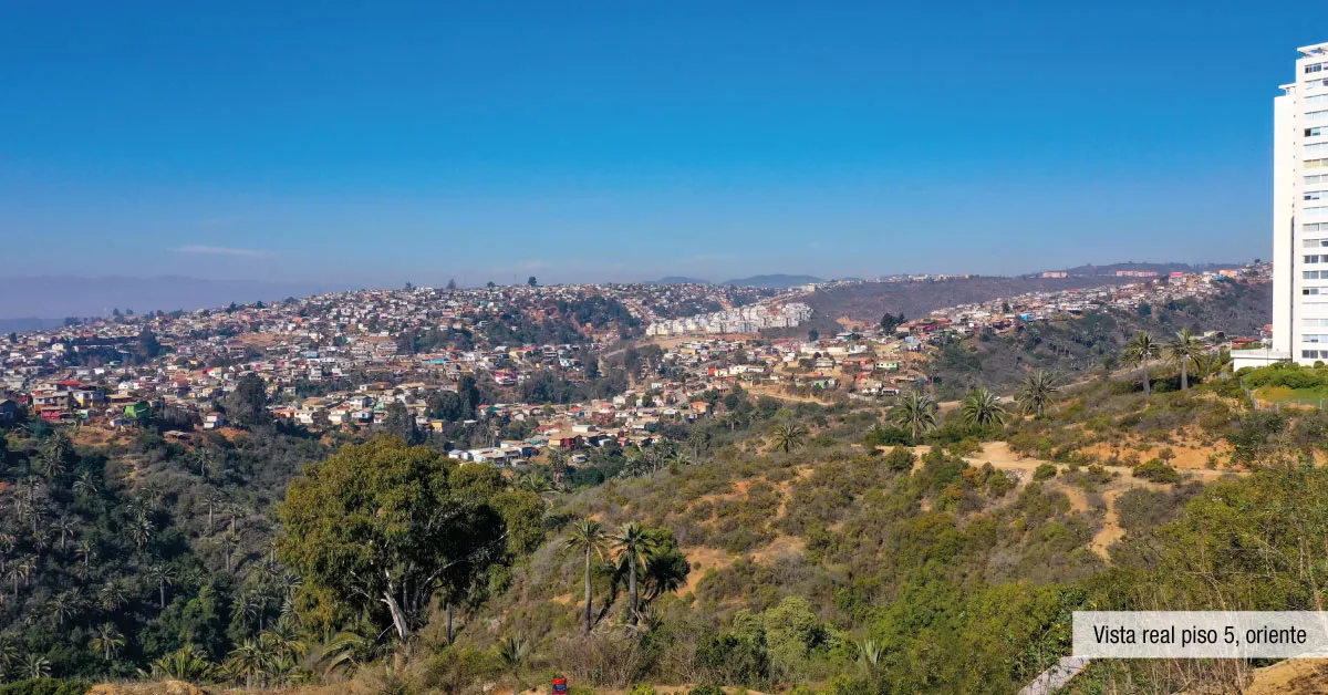 Vista oriente hacia los cerros desde el piso 5 de Condominio Alto Marañón 3, Viña del Mar.