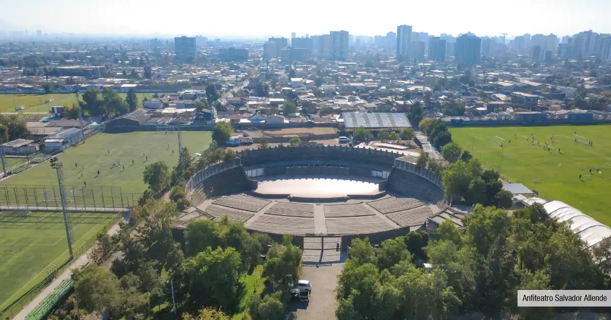 Anfiteatro Salvador Allende cercano a Edificio Santa Corina en La Cisterna, mostrando amplias áreas verdes y canchas.