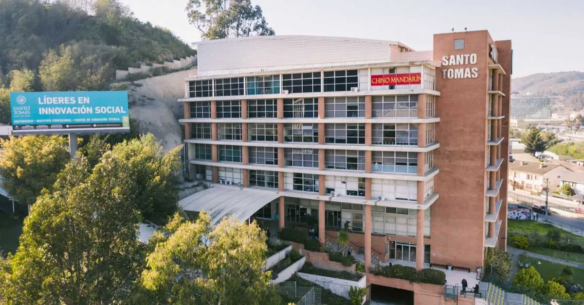 Universidad Santo Tomás, excelente conexión educativa cerca de Oficinas Parque Urbano, Viña del Mar.