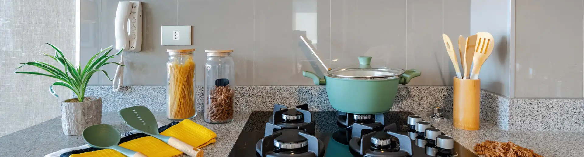 Cocina equipada de Condominio Parque del Sur en La Cisterna, con encimera a gas y cubierta de granito.