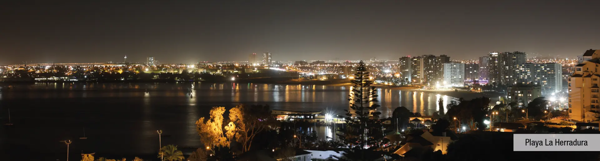 Hermosa vista nocturna de Playa La Herradura cerca de Condominio Jesús Rivera 3 en Coquimbo.