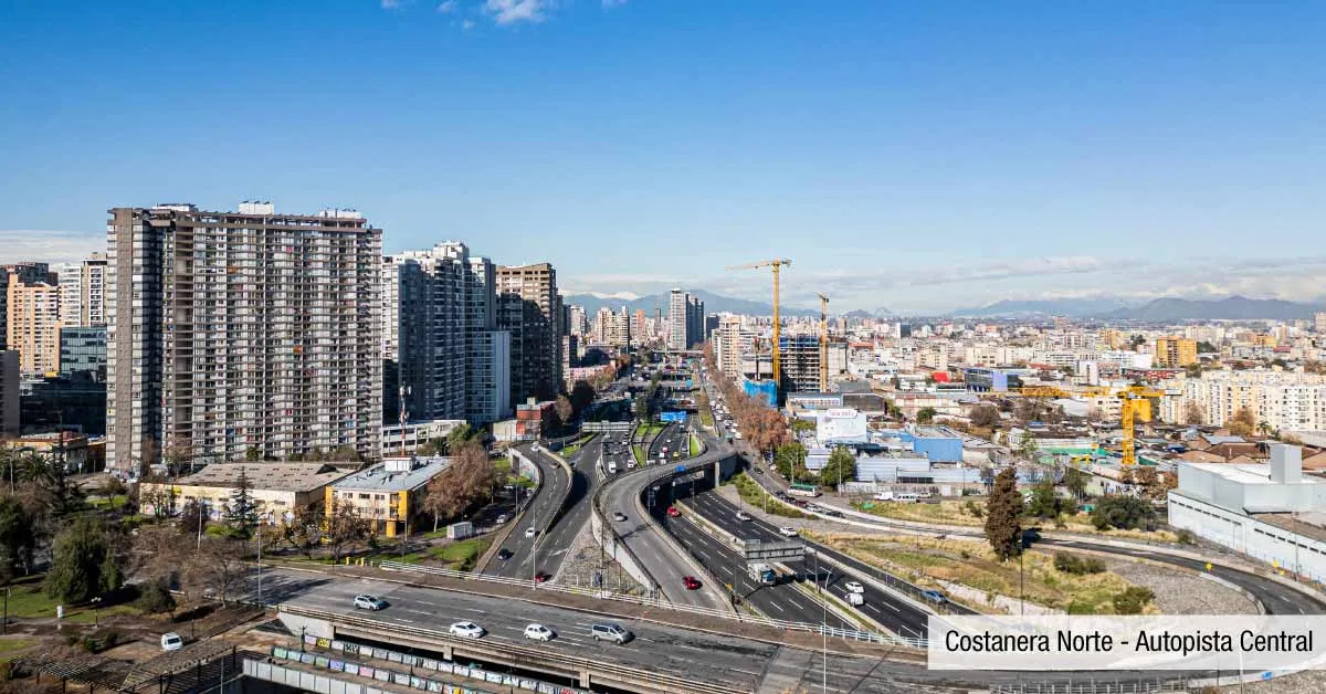 Costanera Norte cerca de Edificio Pedro de la Barra en Santiago Centro, mostrando rápidos accesos.