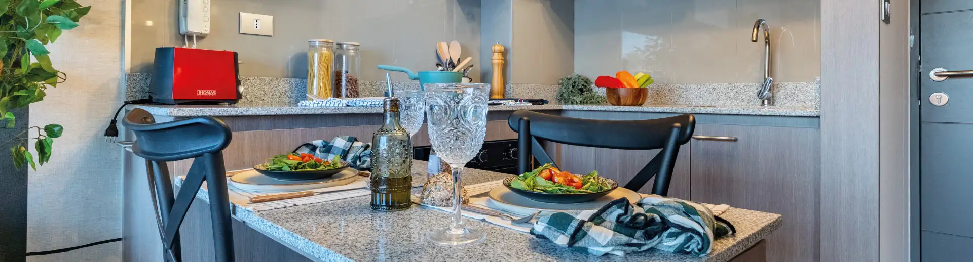 Cocina piloto en Condominio Parque del Sur, La Cisterna, con cubierta de granito y horno eléctrico.