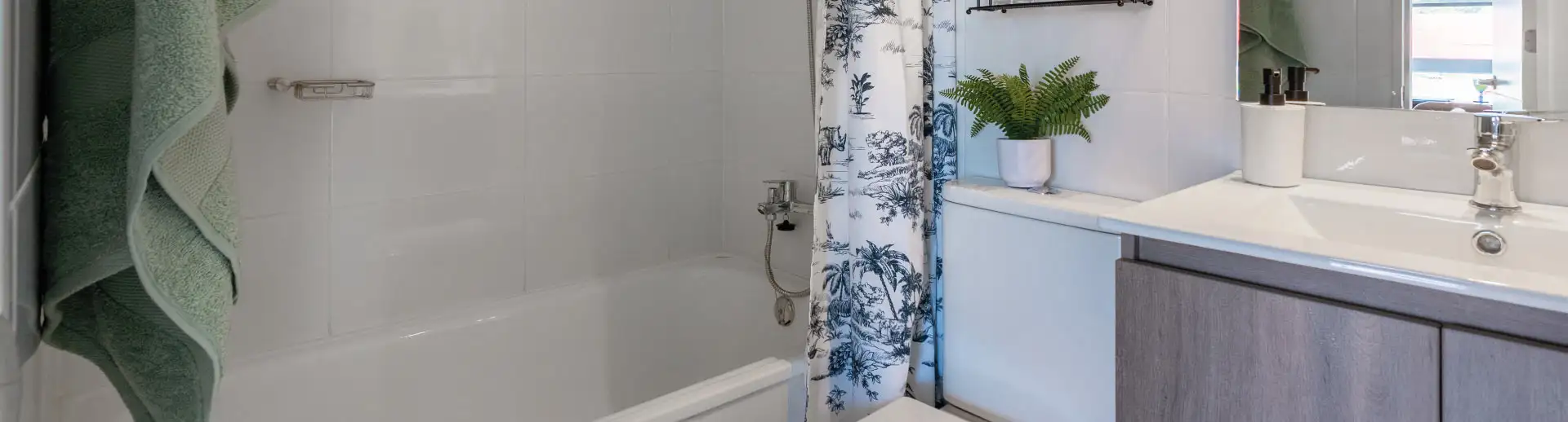 Baño de Condominio Parque del Sur en La Cisterna, mostrando vanitorio con mueble y loza vítrea.