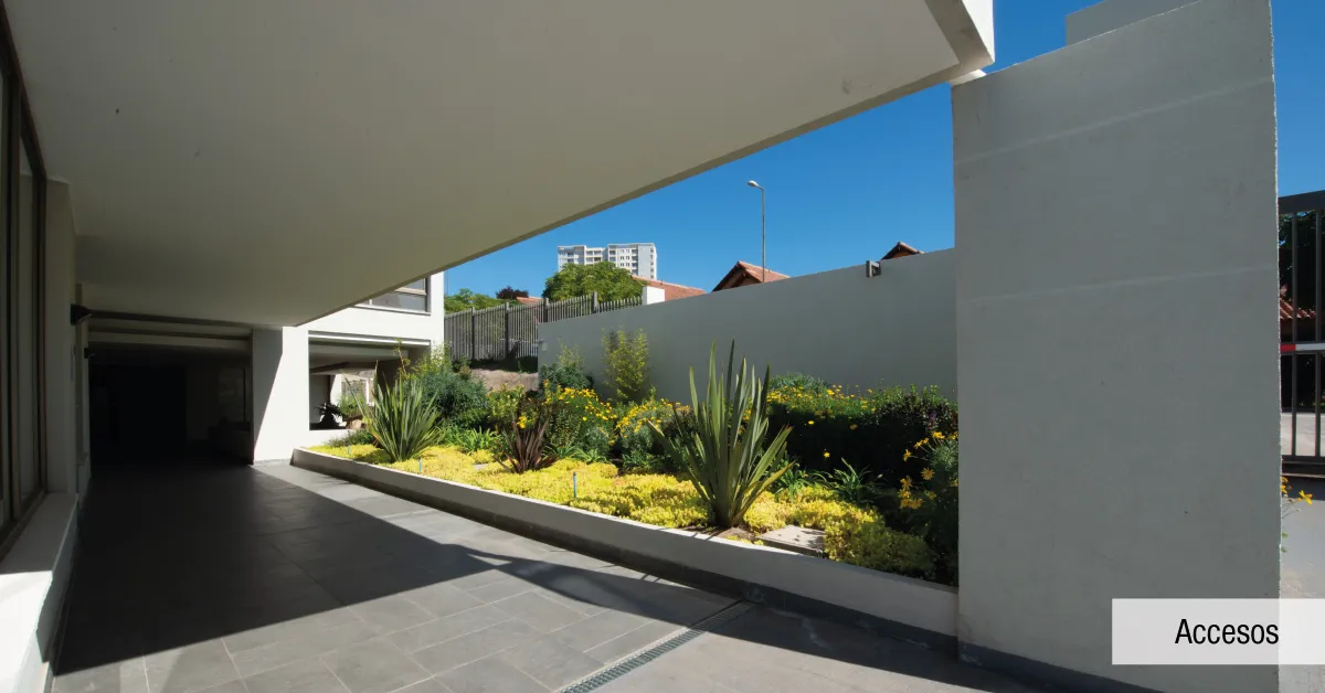 Acceso peatonal con CCTV y conserjería 24 horas en Condominio Parque Marañón, Viña del Mar.