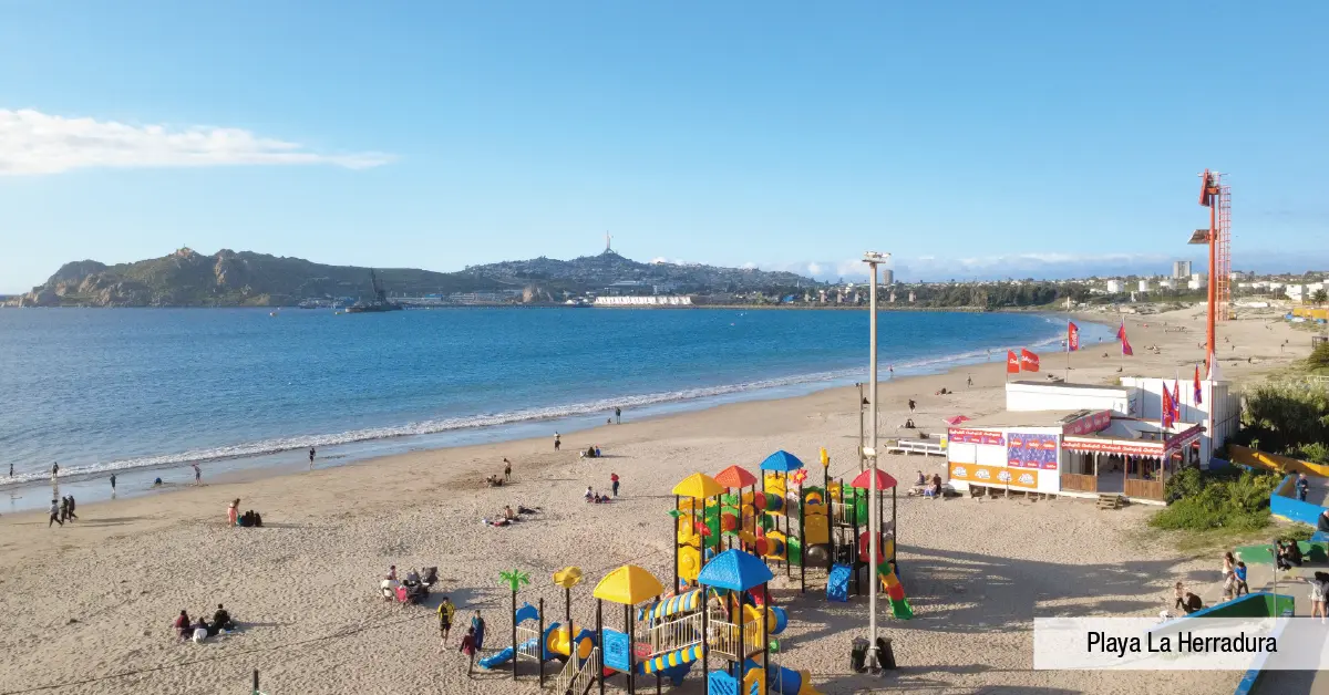 Playa La Herradura con juegos infantiles a minutos de Condominio Jesús Rivera 3 en Coquimbo.