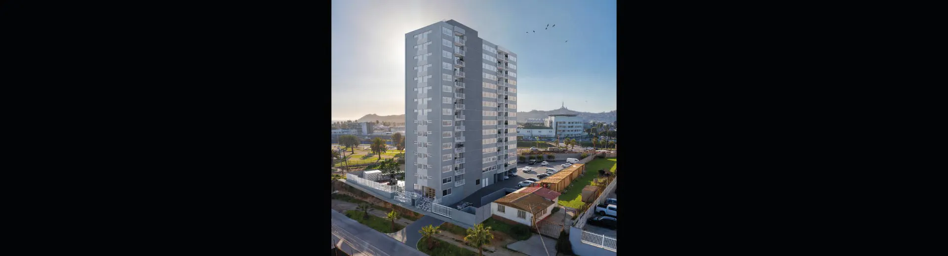 Fachada de 15 pisos con acceso peatonal y vehicular en Condominio Manuel Jesús Rivera 3, Coquimbo.