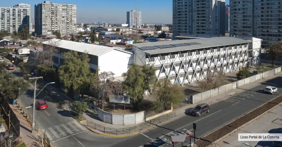 Liceo Portal cerca de Edificio Santa Corina en La Cisterna, destacando la oferta educativa en el sector.