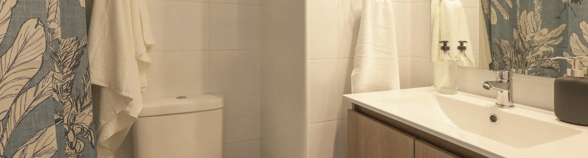 Moderno baño de Edificio Pedro de la Barra en Santiago Centro, mostrando su piso gres porcelánico.
