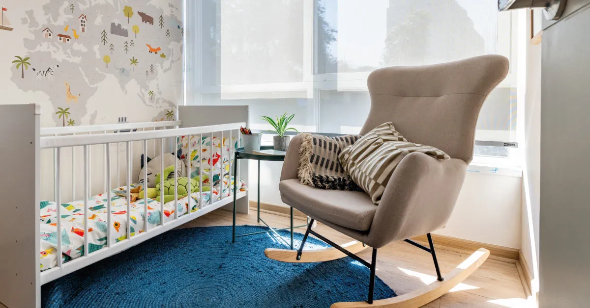 Dormitorio infantil en Condominio Parque del Sur, La Cisterna, con piso SPC y lindo papel mural.