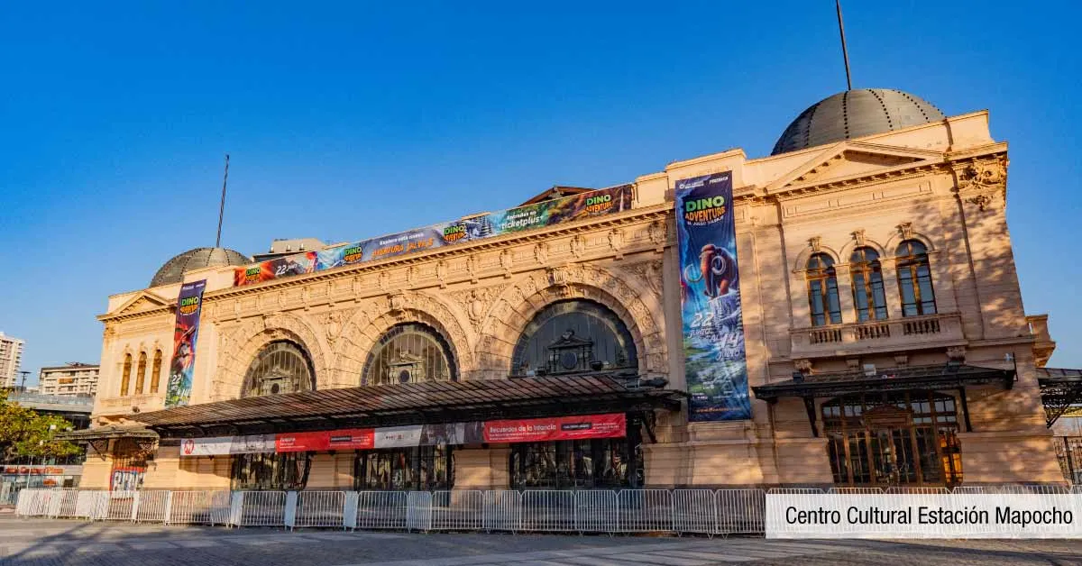 Estación Mapocho cercana a Edificio Pedro de la Barra en Santiago Centro, destacando su polo cultural.