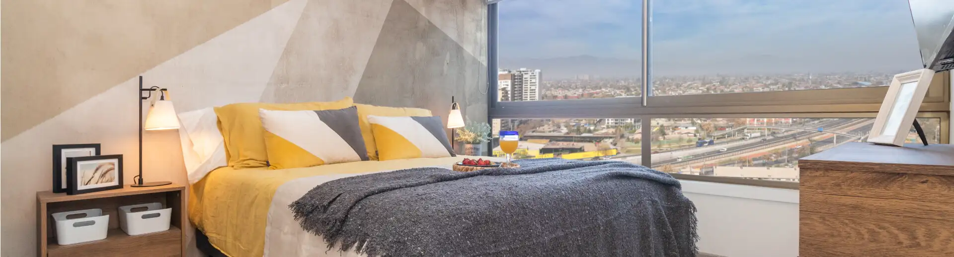 Dormitorio principal con piso vinílico SPC y gran vista en Edificio Lía Aguirre, La Florida.   
