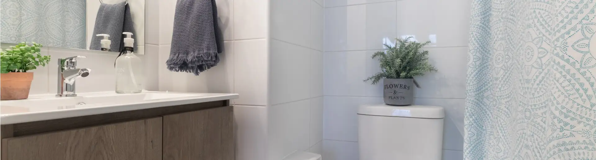 Baño con piso gres porcelánico en departamento piloto de Edificio Lía Aguirre, La Florida.
