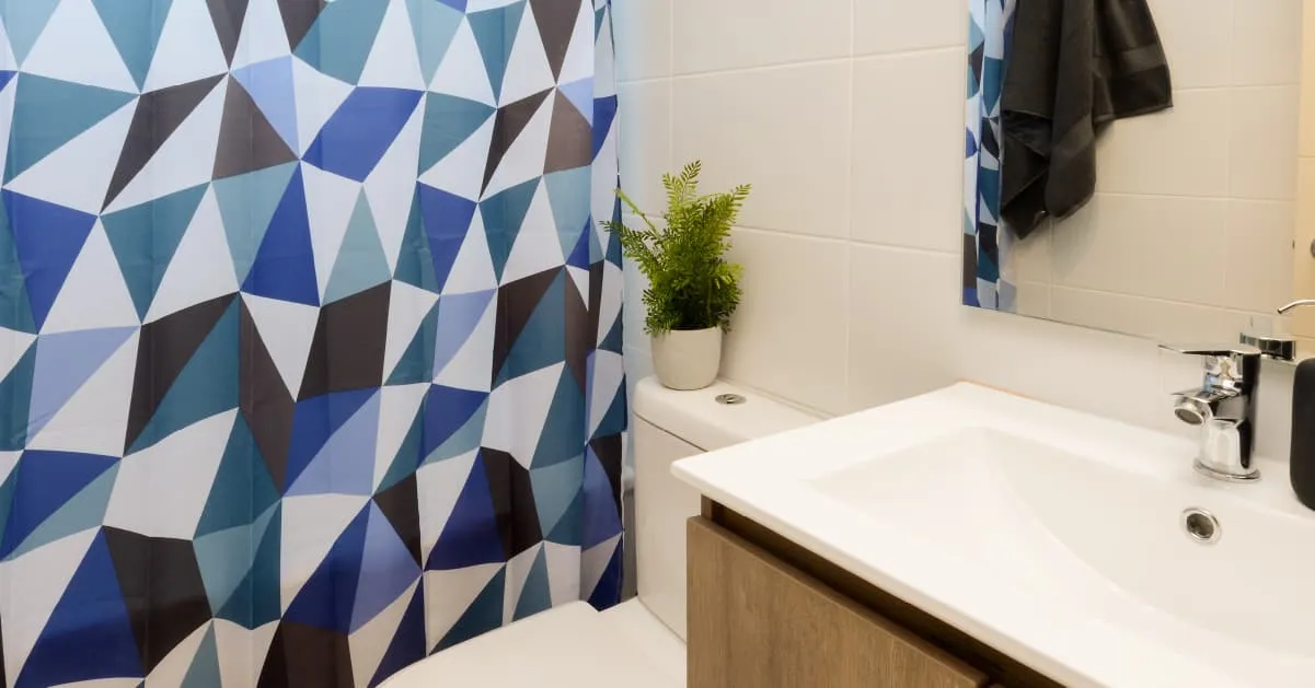 Baño con vanitorio de loza y piso gres porcelánico en Condominio Alto Marañón 3, Viña del Mar.