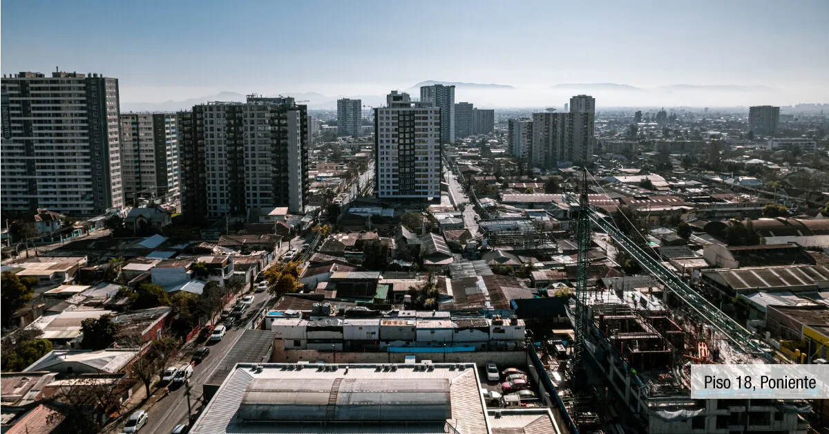 Vista poniente desde piso 18 de Edificio Briones Luco en La Cisterna, mostrando la ciudad.
