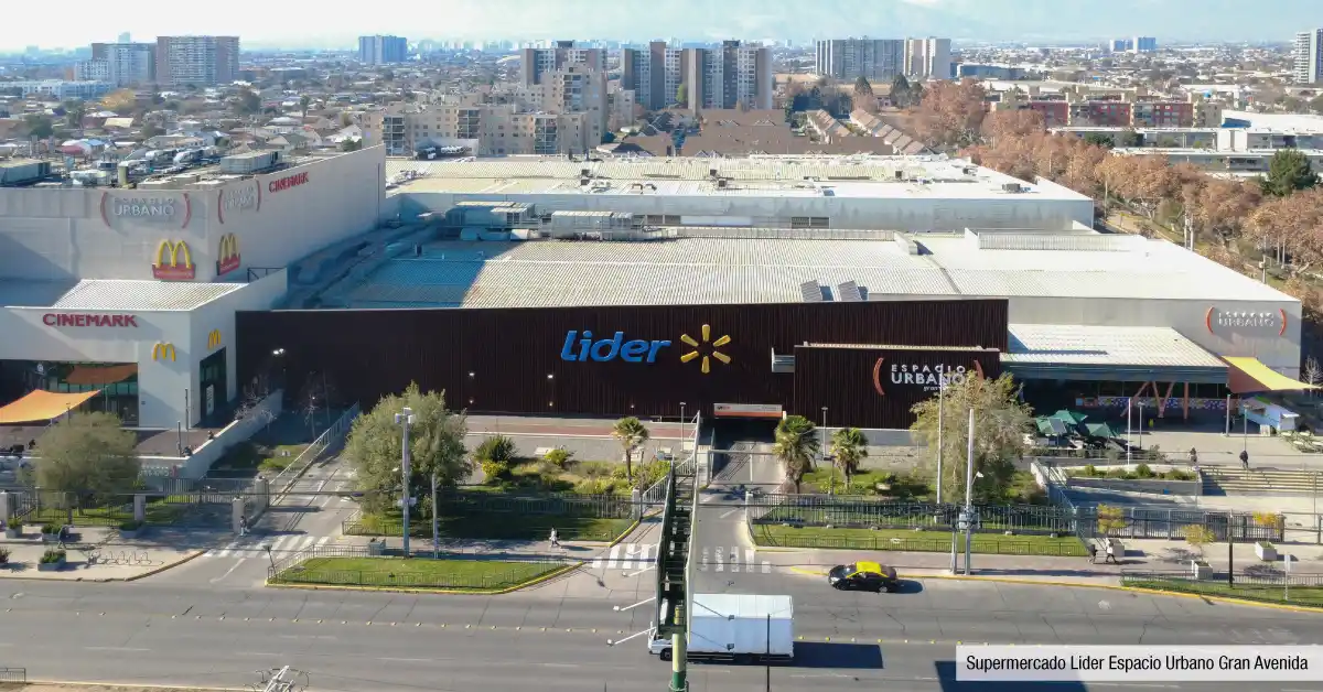 Supermercado Lider cercano a Edificio Santa Corina en La Cisterna, destacando el cómodo acceso a comercio local.