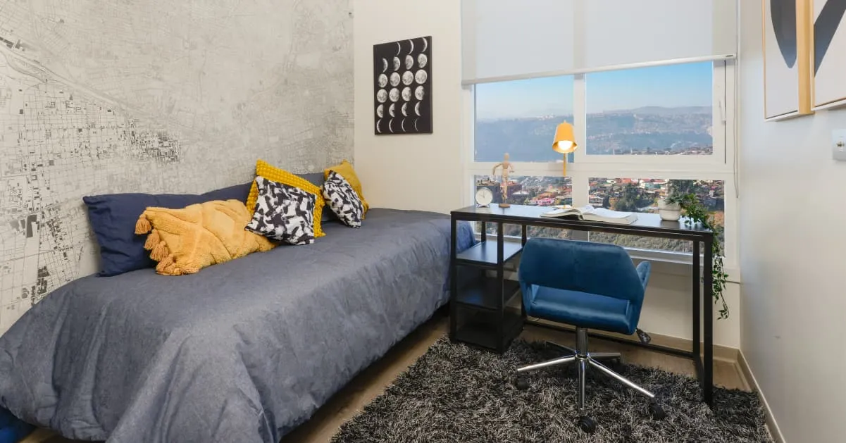 Cómodo dormitorio con piso vinílico y vista a la ciudad en Condominio Alto Marañón 3.