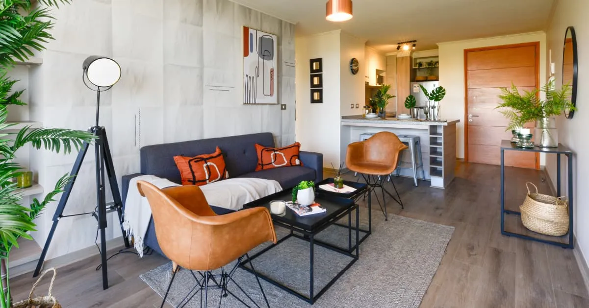 Acogedor estar con piso SPC vinílico y acceso enchapado en Condominio Alto Marañón 3.