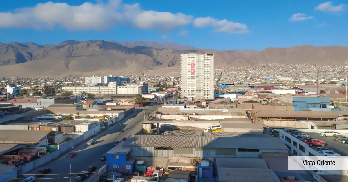 Vista oriente desde Condominio Trocadero en Antofagasta, mostrando la ciudad respaldada por la cordillera.