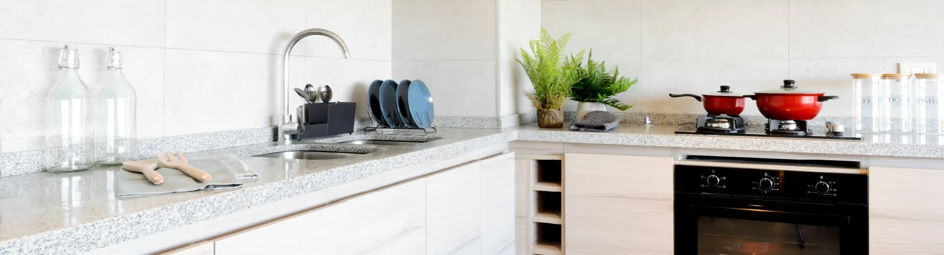 Moderna cocina con cubierta de granito gris Mara en piloto de Condominio Alto Marañón 3.