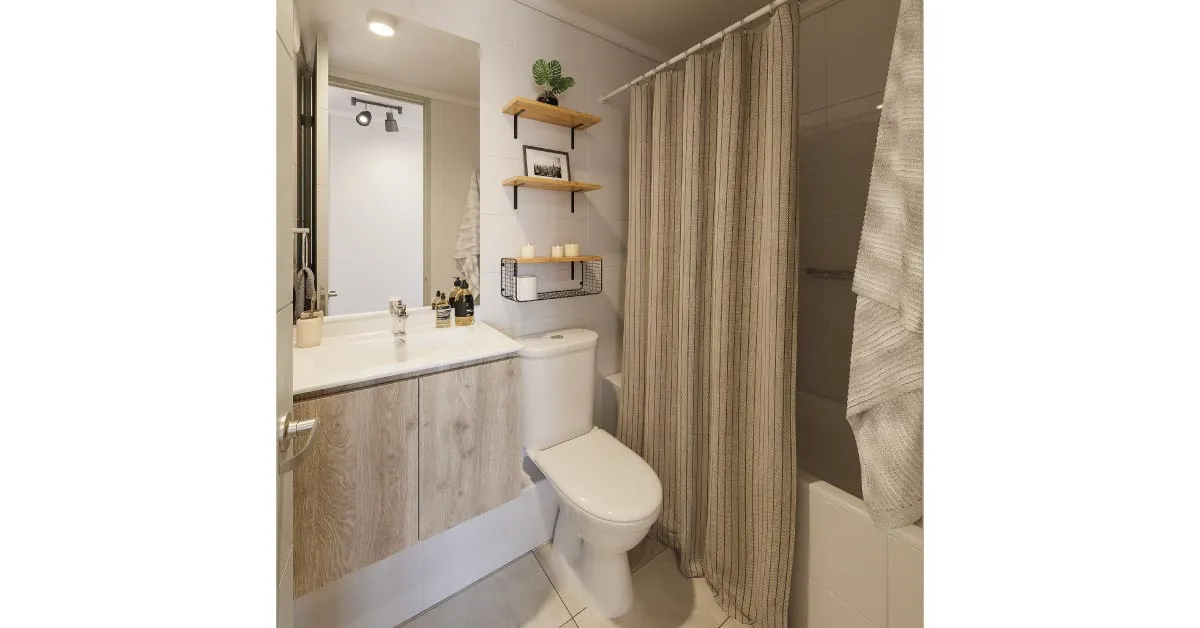 Baño de Condominio Trocadero en Antofagasta, mostrando su piso gres porcelánico y vanitorio de loza vítrea.