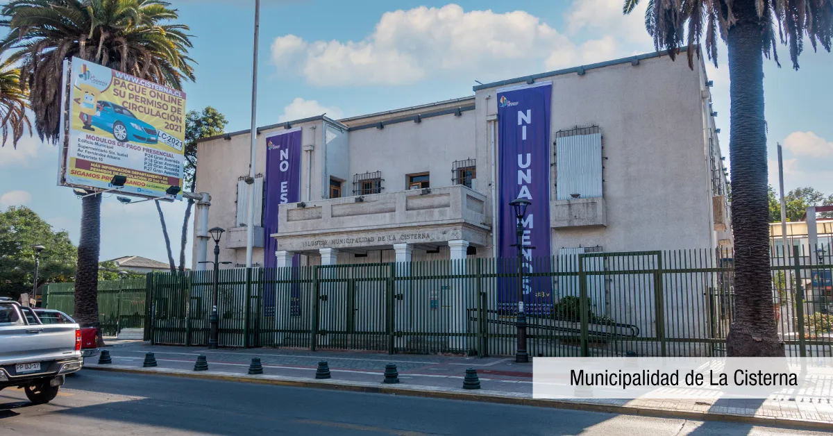 Municipalidad cercana a Condominio Parque del Sur en La Cisterna, mostrando acceso a servicios cívicos.