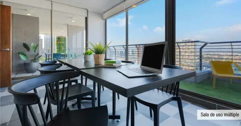 Cómoda sala de uso múltiple ideal para cowork en el moderno Edificio Lía Aguirre de La Florida.