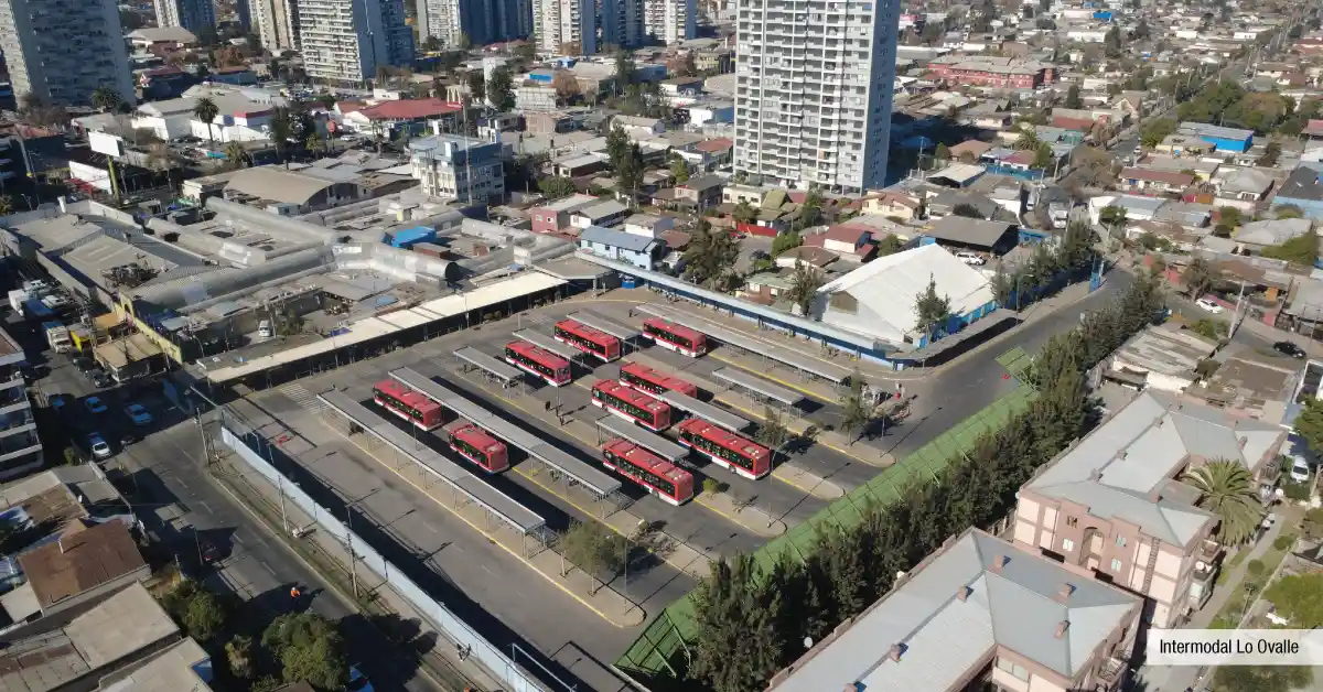 Intermodal Lo Ovalle cercana a Edificio Santa Corina en La Cisterna, mostrando su amplio terminal de buses.