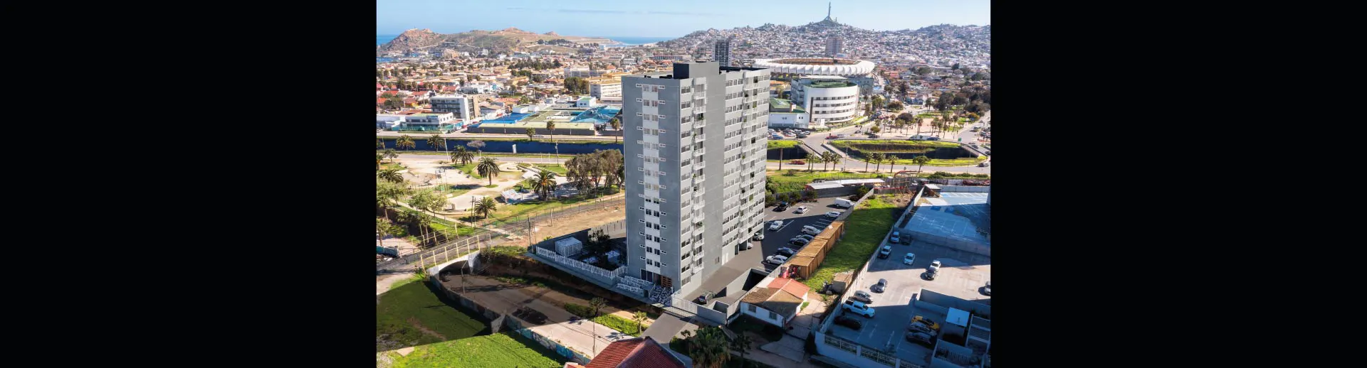 Moderna fachada de 15 pisos con conserjería 24 horas en Condominio Manuel Jesús Rivera 3, Coquimbo.