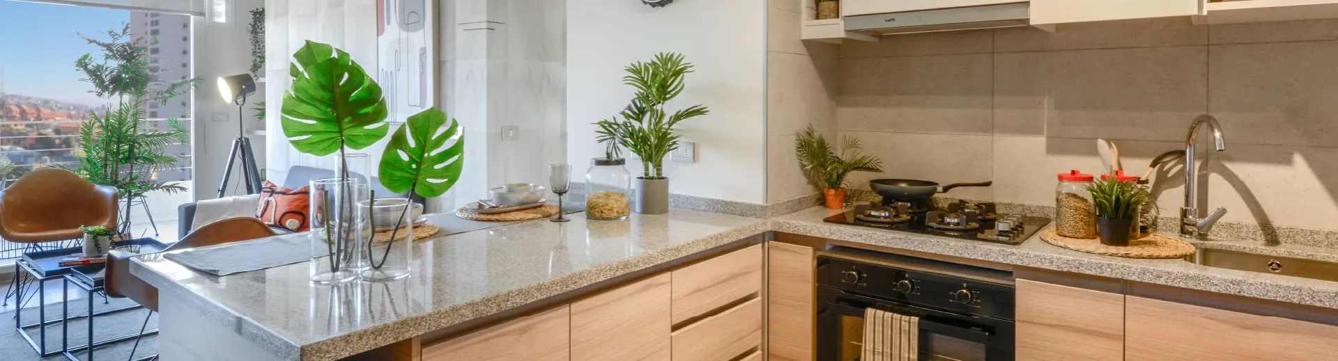 Cocina equipada con horno y campana extraíble de acero inoxidable en Alto Marañón 3.