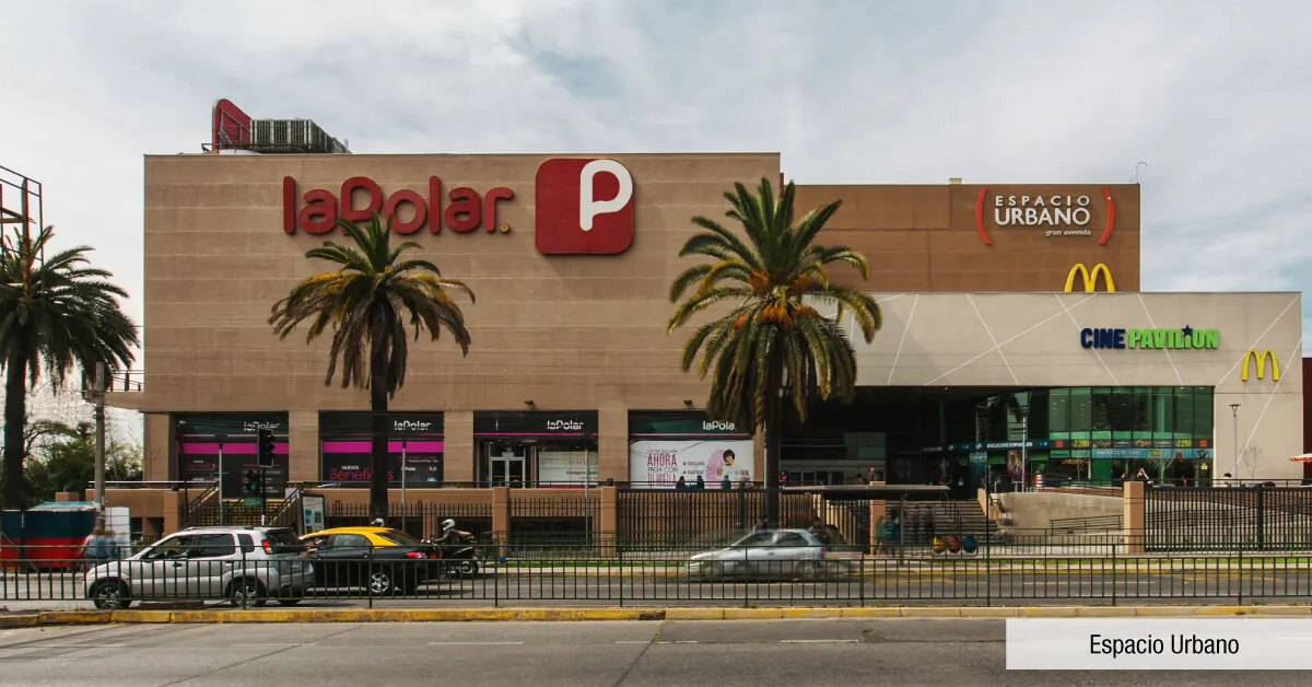Mall Espacio Urbano cercano a Edificio Briones Luco en La Cisterna, destacando gran red de comercio.