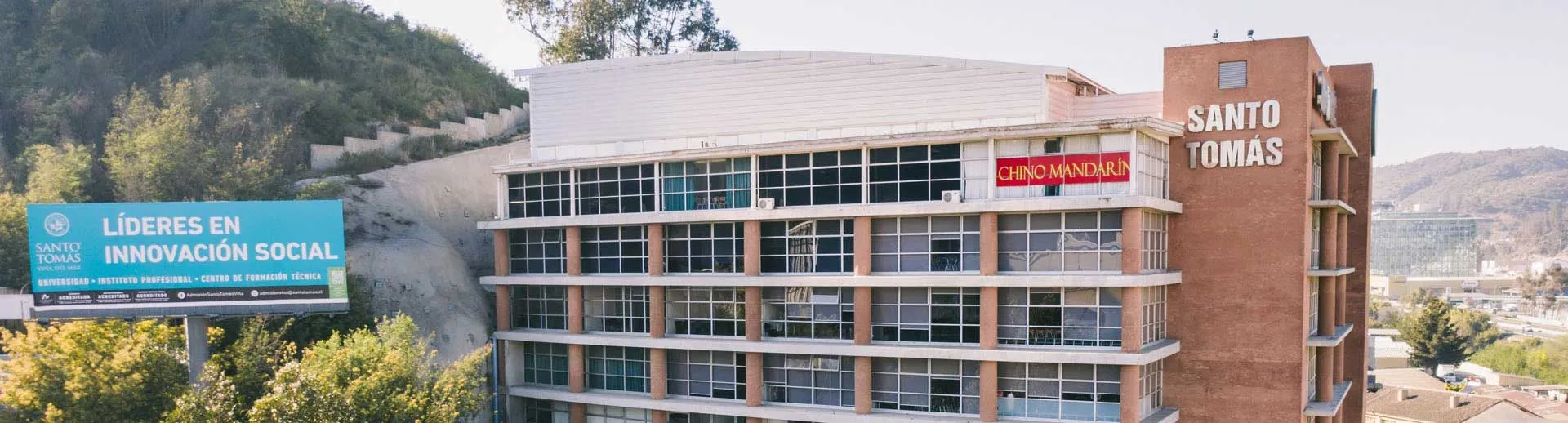 Universidad Santo Tomás, excelente conexión educativa cerca de Oficinas Parque Urbano, Viña del Mar.