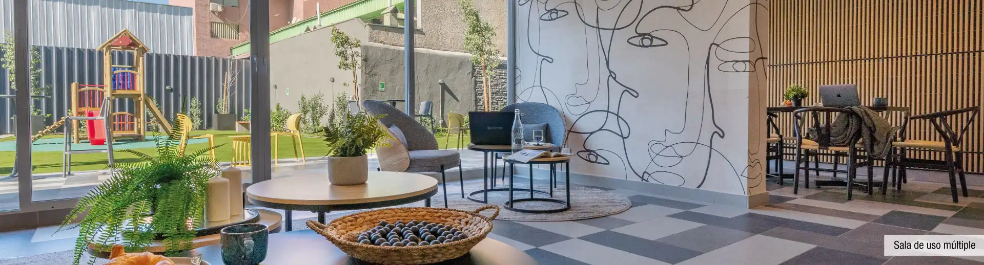 Sala de uso múltiple equipada en Edificio Briones Luco, La Cisterna, con acceso a áreas verdes.
