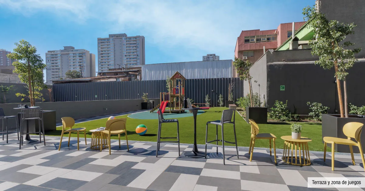 Terraza exterior y zona de juegos infantiles en Edificio Briones Luco, La Cisterna, espacios familiares.