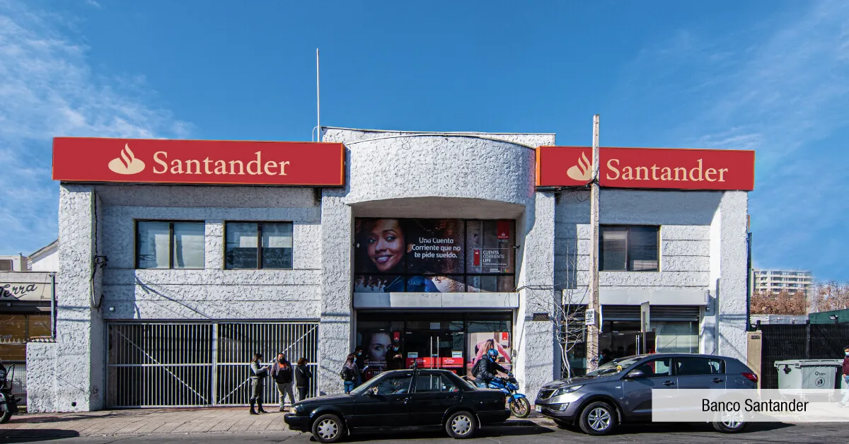Banco Santander cercano a Edificio Briones Luco en La Cisterna, acceso a servicios financieros.