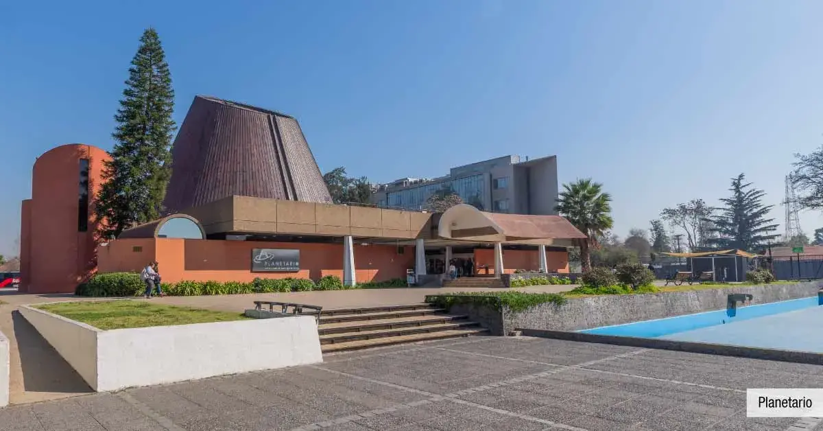 Planetario USACH, importante centro cultural y educativo en el entorno de Condominio Francisco Zelada.