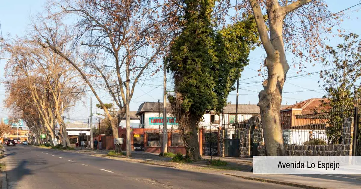 Avenida Lo Espejo cerca de Condominio Parque del Sur en La Cisterna, mostrando su entorno residencial y arbolado.