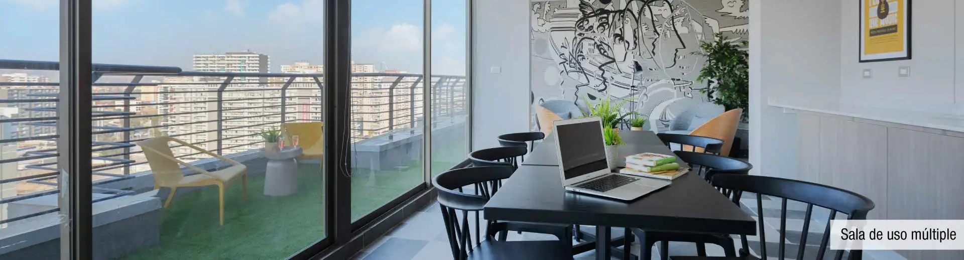 Amplia sala de uso múltiple con conexión a terraza panorámica en Edificio Lía Aguirre, La Florida.