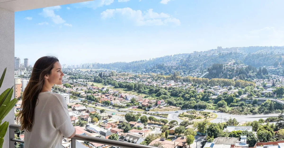 Vista panorámica desde terraza con piso gres porcelánico en Edificio Álvarez Oriente, Viña del Mar.   