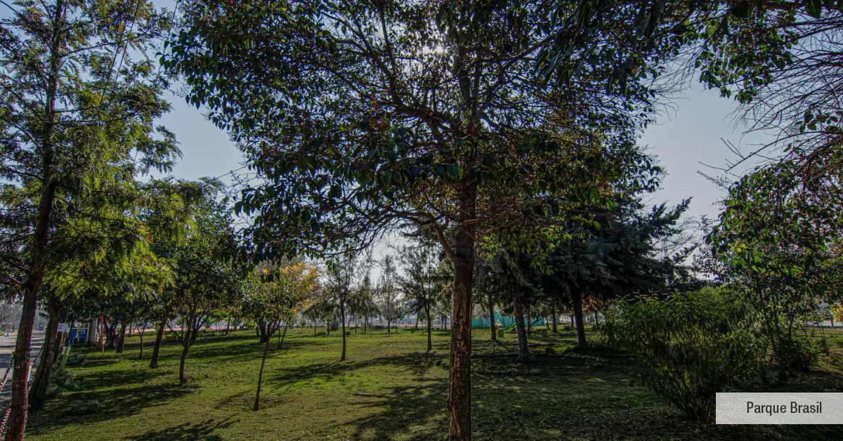 Parque Brasil, extensas áreas verdes para recreación en el entorno de Edificio Lía Aguirre.