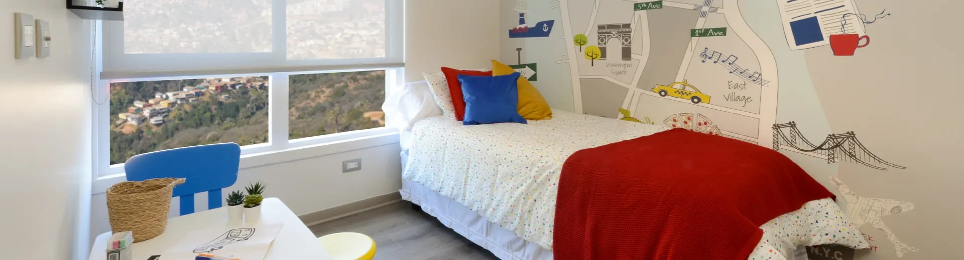 Dormitorio infantil con piso SPC vinílico en departamento de Condominio Alto Marañón 3.