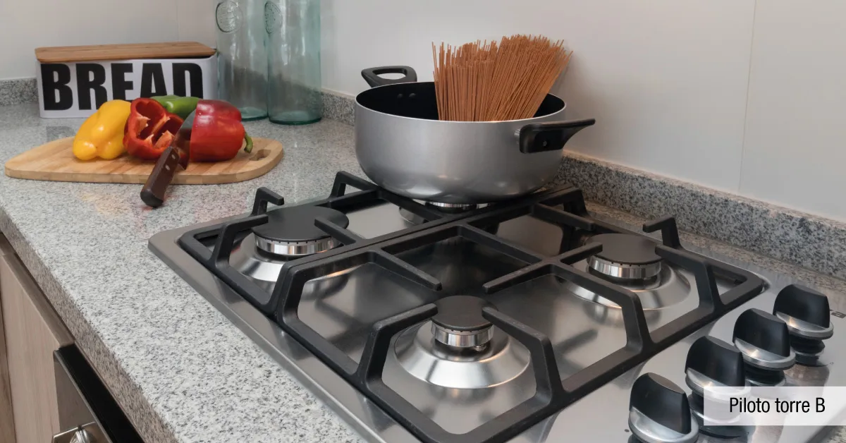 Comedor y moderna cocina equipada en piloto del Condominio Parque Marañón en Viña del Mar.