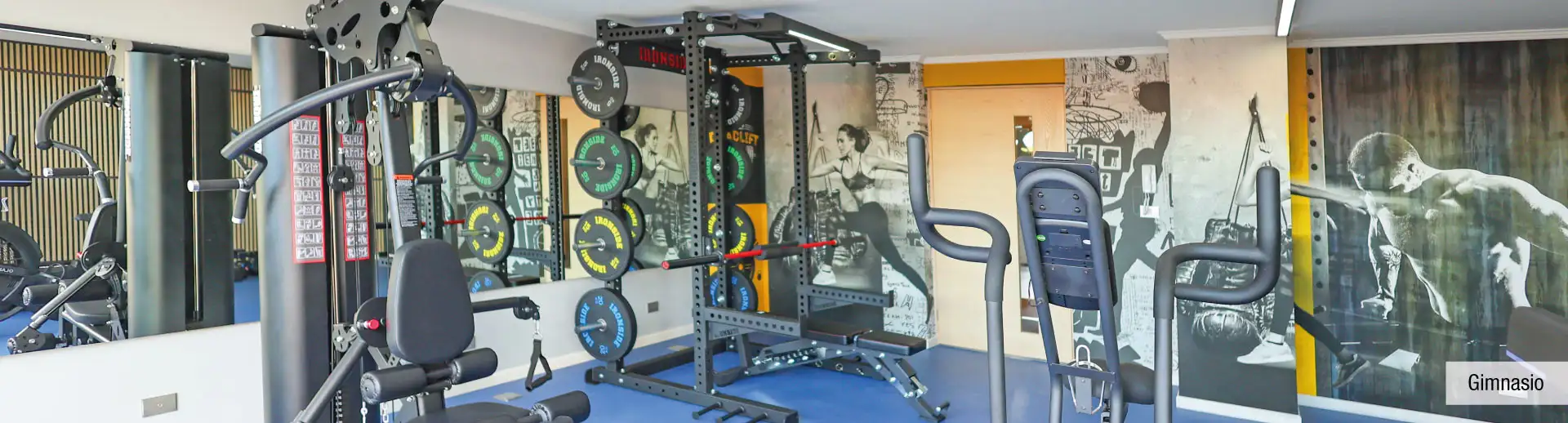 Moderno gimnasio equipado en Condominio Parque del Sur, La Cisterna, ideal para el entrenamiento.
