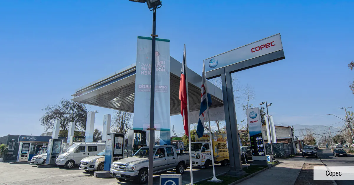 Estación Copec cercana a Edificio Briones Luco en La Cisterna, destacando acceso rápido a servicios.
