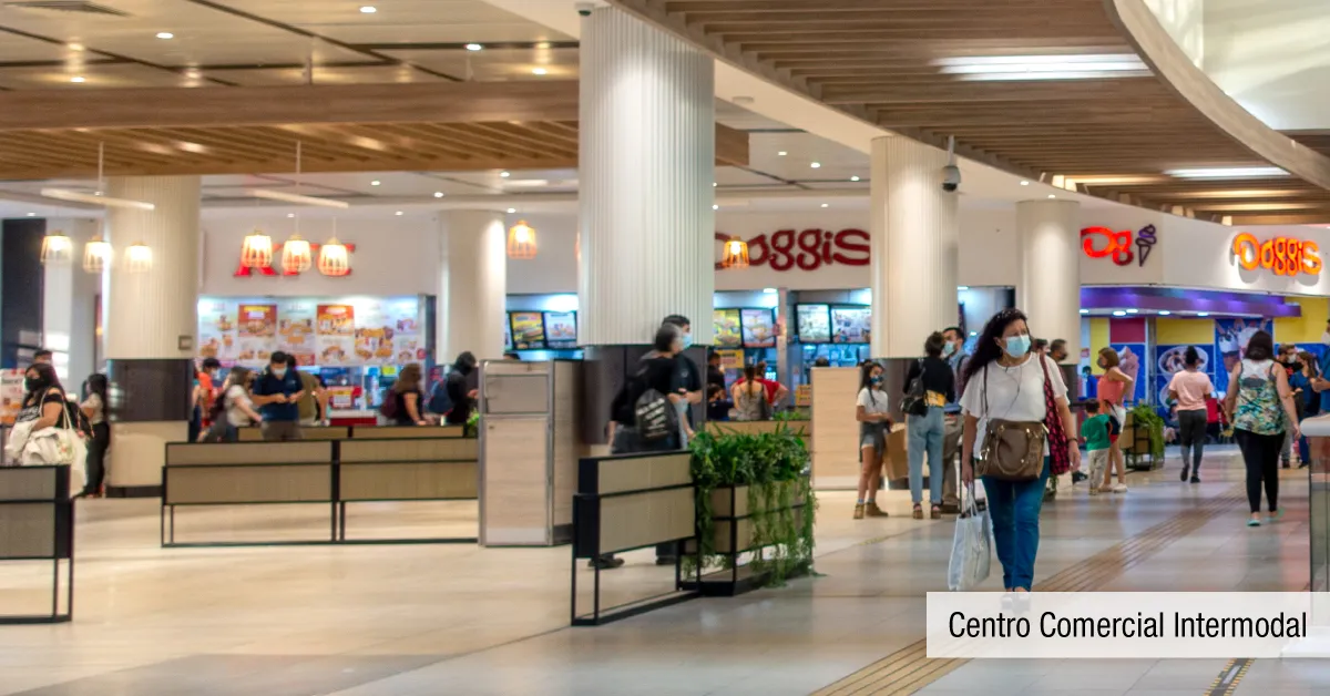 Centro Comercial Intermodal junto a Condominio Parque del Sur en La Cisterna, mostrando tiendas y servicios.