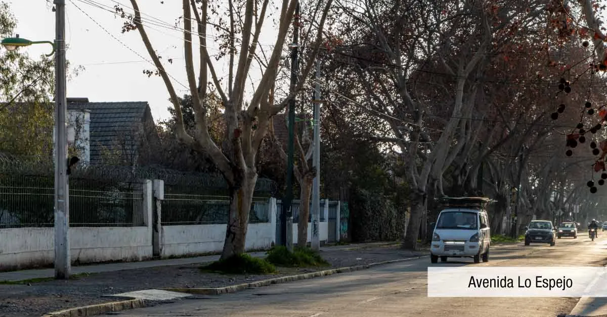Vista de Avenida Lo Espejo cercana a Condominio Parque del Sur en La Cisterna, destacando su flujo vehicular.