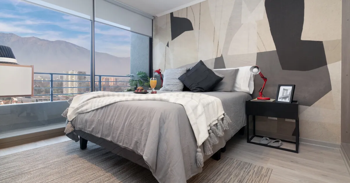 Cómodo dormitorio en suite con piso vinílico SPC en piloto de Edificio Lía Aguirre, La Florida.