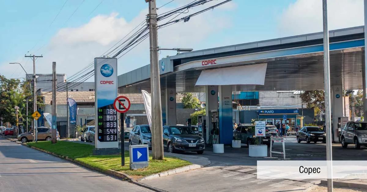 Estación de servicio Copec cercana a Condominio Parque del Sur en La Cisterna, destacando abastecimiento local.